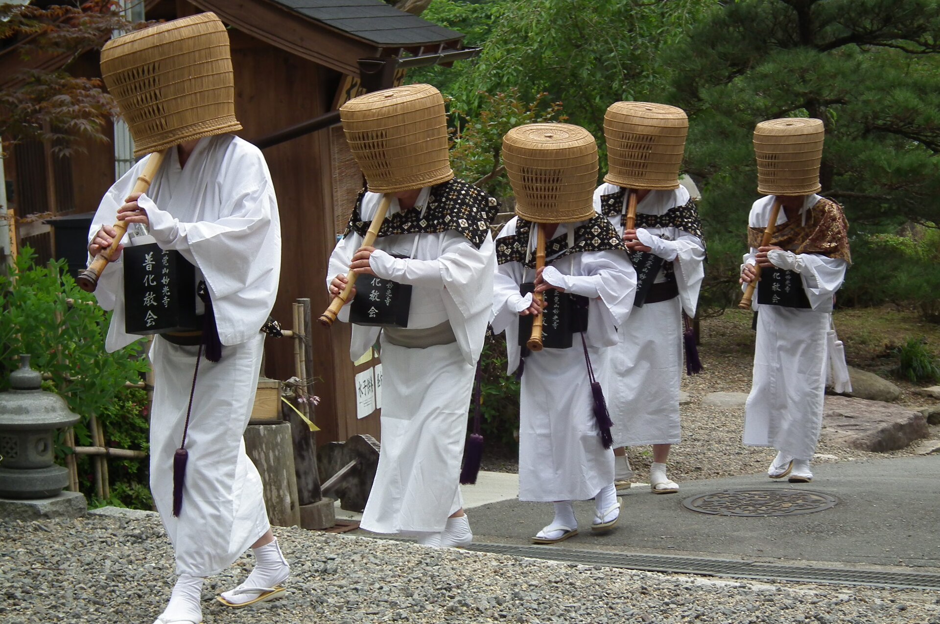 https://en.wikipedia.org/wiki/Komus%C5%8D#/media/File:Daikokuji-Sasayama_Komus%C5%8D_Shakuhachi_%E5%A4%A7%E5%9B%BD%E5%AF%BA%EF%BC%88%E7%AF%A0%E5%B1%B1%E5%B8%82%EF%BC%89%E4%B8%B9%E6%B3%A2%E8%8C%B6%E7%A5%AD%E3%82%8A_%E8%99%9A%E7%84%A1%E5%83%A7_DSCF1443.jpg
